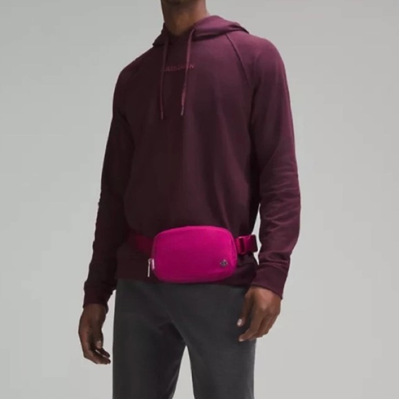 Lululemon Everywhere Belt Bag 1L in Wild Berry - Picture 8 of 10